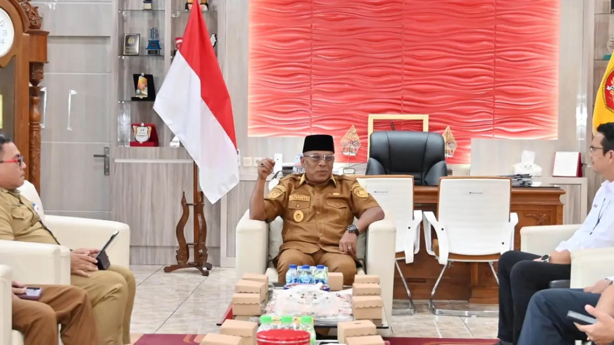Wakil Bupati Kotawaringin Barat Suyanto rapat bersama PLN di ruang kerjanya. (SYAMSUDIN/RADAR SAMPIT)&nbsp;