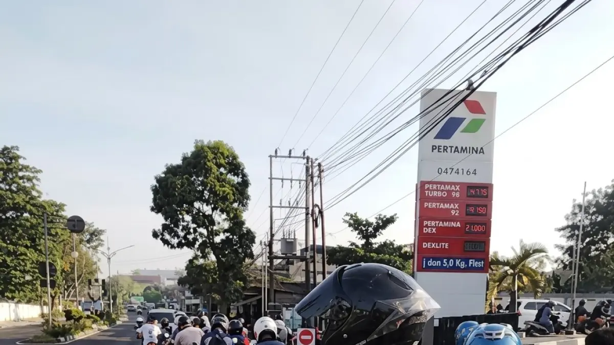 Antrean kendaraan roda dua dan roda empat di jalur pengisian Pertalite mengular di sejumlah Stasiun Pengisian Bahan Bakar Umum (SPBU) di Pangkalan Bun, Sabtu (11/7/2026). (KOKO/RADAR SAMPIT)
