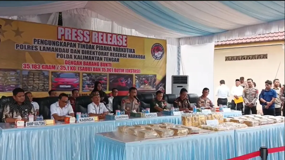 Kapolda Kalteng Irjen. Pol. Iwan Kurniawan menggelar press rilis penangkapan kuris sabu seberat 35 kg di Lamandau, Selasa (18/2/2026) (Ria/Radar Sampit)