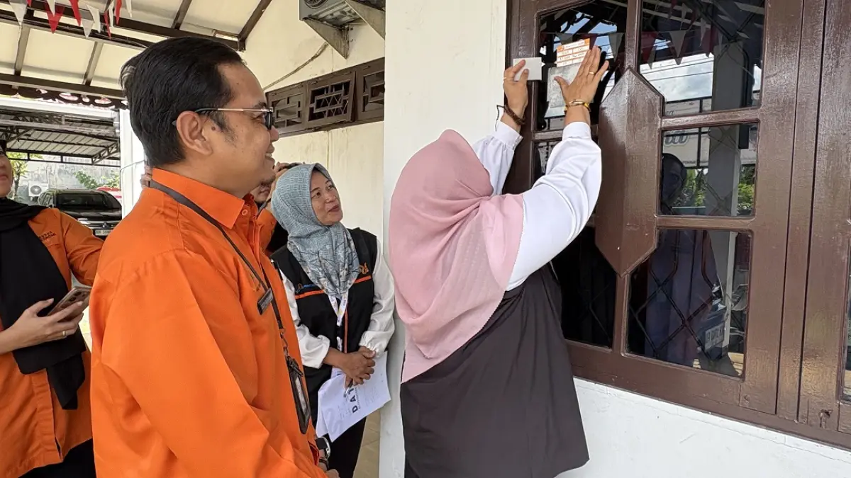 Kepala BPS Kotim Eddy Surahman mendampingi Wabup Kotim Irawati saat menempelkan stiker tanda telah dilakukan pendataan oleh petugas Sensus Ekonomi 2026, baru-baru ini.&nbsp; (YUNI/RADAR SAMPIT)&nbsp; 