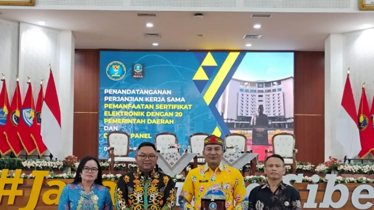 Kepala Diskominfosantik Kabupaten Gumas Ihromi Dharma Putra menghadiri perpanjangan perjanjian kerjasama dalam pemanfaatan layanan sertifikat elektronik, di Gedung Auditorium BSSN, Sawangan, Depok, Rabu (8/7). (DISKOMINFO SANTIK FOR RADAR SAMPIT)&nbsp;