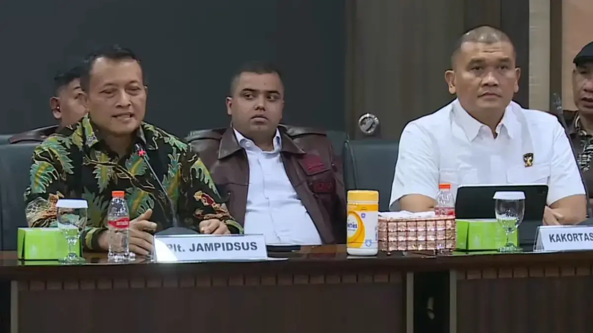 Kepala Kortas Tipidkor Polri Irjen Totok Suharyanto (kanan) saat rilis penetapan tersangka korupsi dan TPPU yang menjerat Eks Jampidsus Febrie Adriansyah.