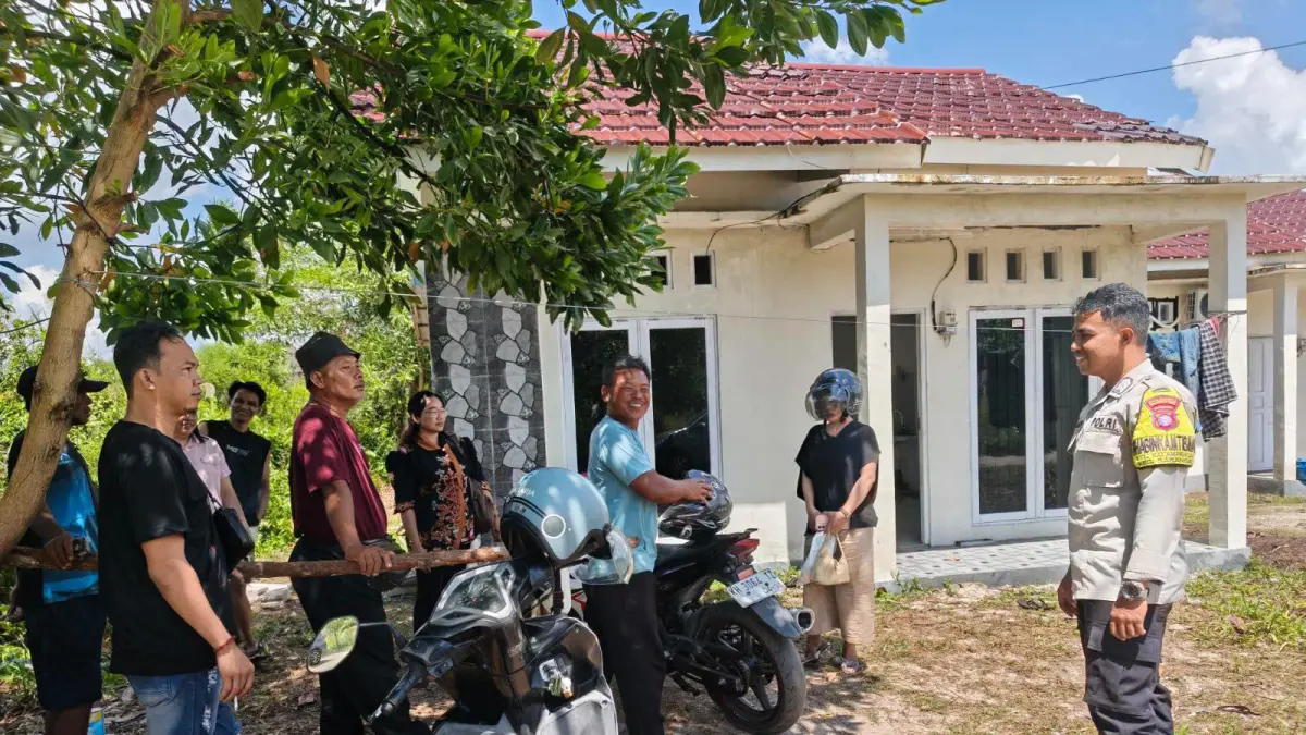 Personel Piket SPKT II Polsek Sabangau bergerak cepat menindaklanjuti laporan warga terkait seorang perempuan yang mengamuk di kawasan Jalan Anggrek Indah, Kelurahan Kereng Bangkirai, Kota Palangka Raya, Jumat (10/7). (IST)&nbsp;