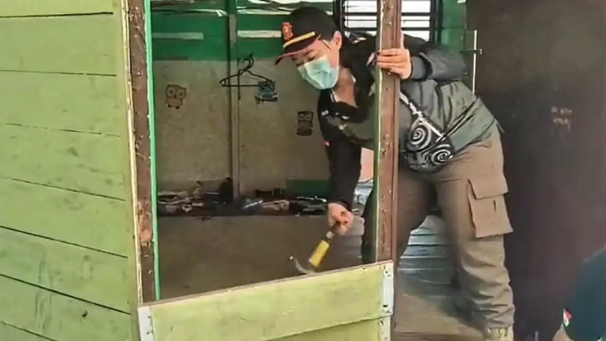 Petugas Satpol PP Kotim saat membongkar salah satu rumah dinas di lingkungan SDN 3 MB Hulu yang ditempati pihak yang yang tak berhak, Sabtu (11/7/2026). (Satpol PP Kotim)
