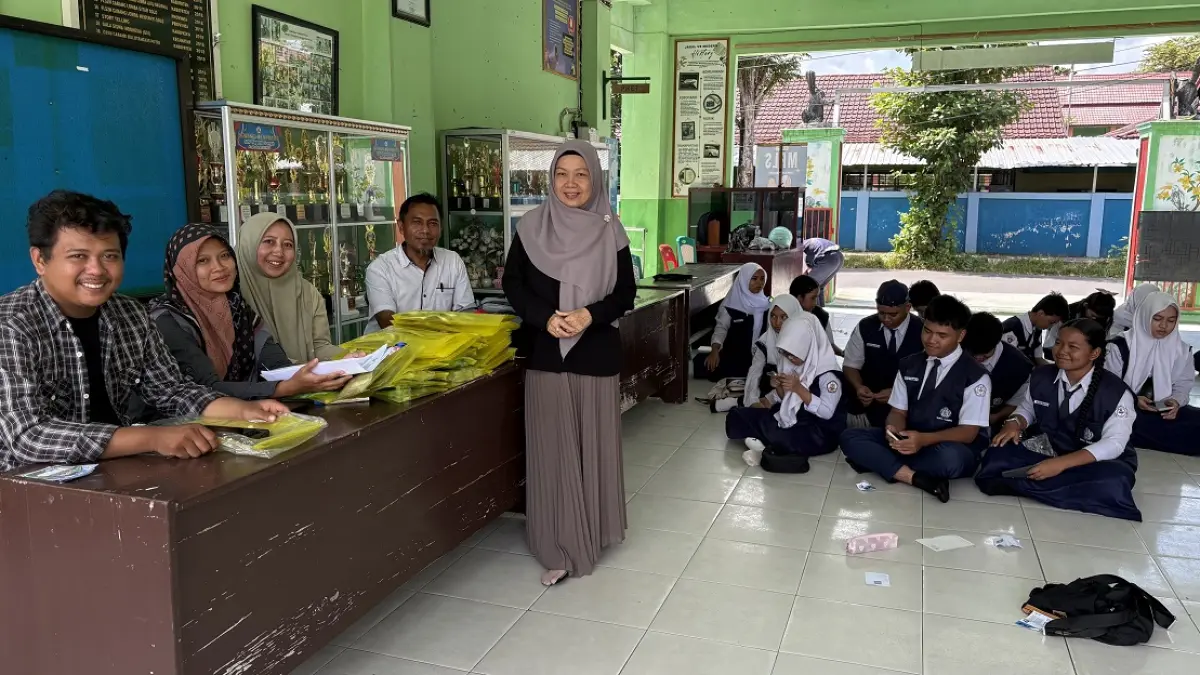 Plt Kepala SMPN 1 Sampit Yuli Karyati (berdiri) meninjau persiapan pelaksanaan MPLS, Kamis (9/7). (YUNI/RADAR SAMPIT)&nbsp; 