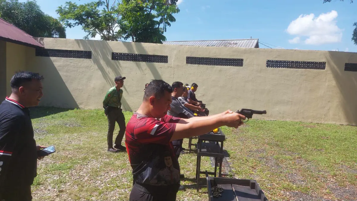 Polresta Palangka Raya melalui Bagian Sumber Daya Manusia (SDM) menggelar uji kualifikasi menembak bagi personel di Lapangan Tembak Mapolda Kalimantan Tengah, Jumat (10/7/2026). (DODI/RADAR SAMPIT)&nbsp; 