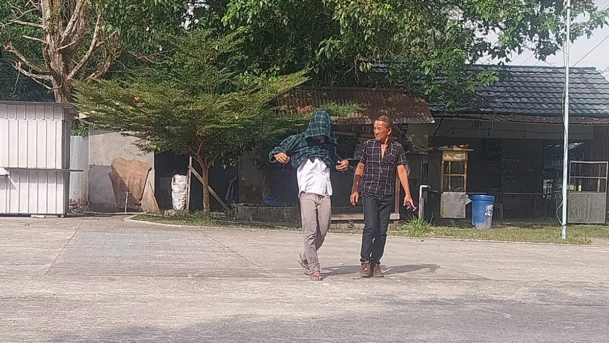 Pria yang diduga mengalami gangguan mental diamankan oleh petugas ketika masuk wilayah TNI AU menuju Bandara Udara Iskandar Pangkalan Bun, Sabtu 11 Juni 2026. (ist)&nbsp;