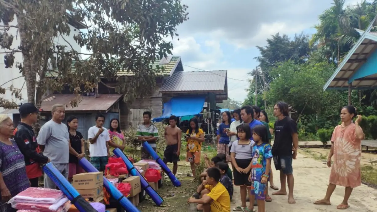 Suasana penyaluran bantuan logistik kepada korban yang terdampak musibah kebakaran di Desa Tumbang Lapan, Kecamatan Miri Manasa, Kamis (9/7).&nbsp; (BPBD GUNUNG MAS FOR RADAR SAMPIT)&nbsp;