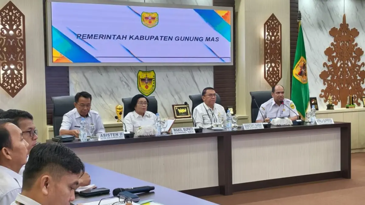 Suasana rapat evaluasi pelaporan tim percepatan pertumbuhan ekonomi daerah tahun 2026, di ruang rapat lantai I kantor bupati setempat, Rabu (8/7). (BAPPERIDA GUNUNG MAS) &nbsp; 