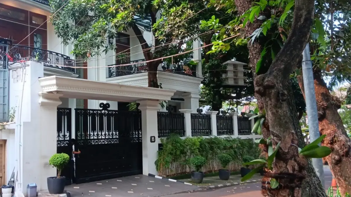 Suasana rumah eks Jampidsus Febrie Adriansyah di daerah Kebayoran Baru, Jaksel, tampak lengang. Febrie sendiri resmi ditetapkan menjadi tersangka korupsi. (Tazkia Royyan/JawaPos.com)  