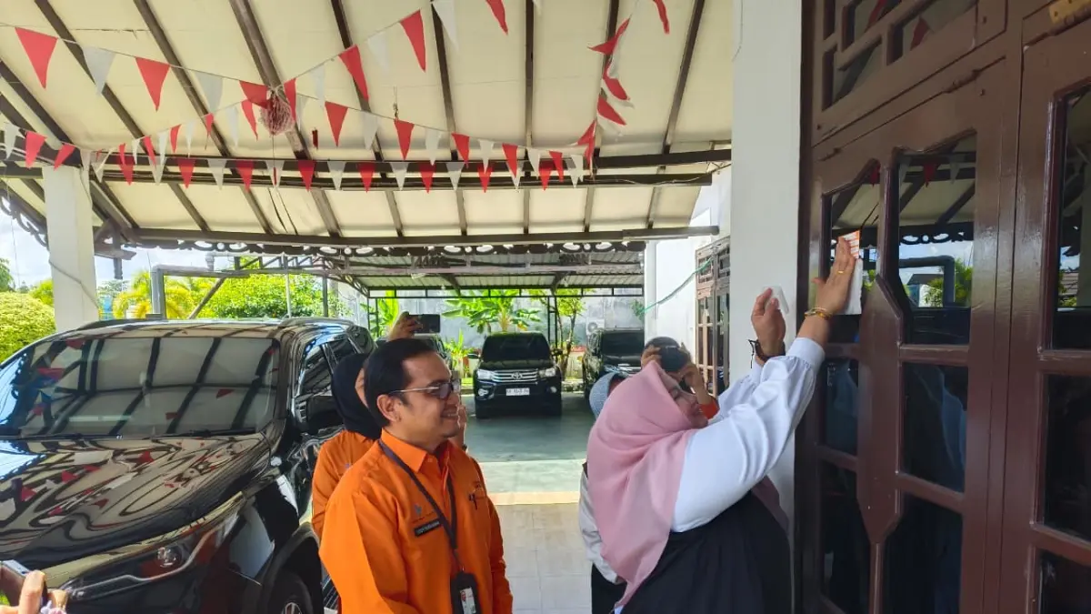 Wakil Bupati Kotim, Irawati saat menerima kunjungan Kepala BPS Kabupaten Kotim beserta tim Sensus Ekonomi 2026 yang melakukan pendataan di kediamannya, belum lama ini.   (Akbar/Radar Sampit)