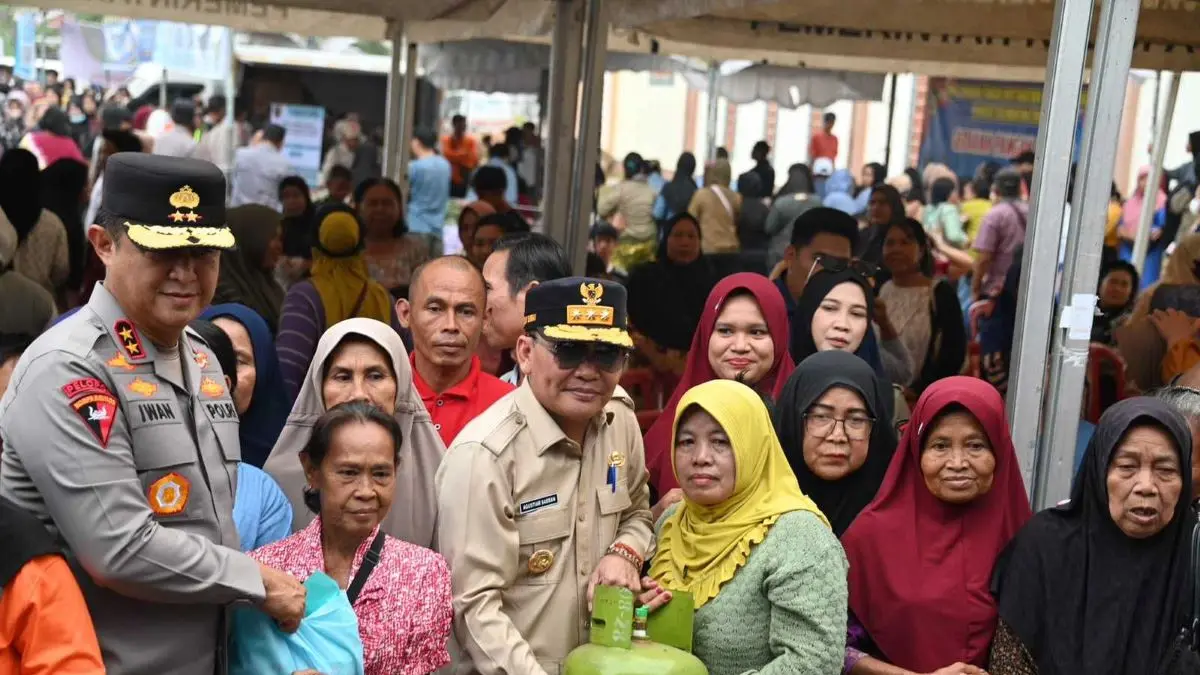 BERI BANTUAN: Gubernur Kalteng Agustiar Sabran menyerahkan bantuan pangan bersubsidi kepada masyarakat pada kegiatan Gerakan Pangan Murah di Kabupaten Pulang Pisau. FOTO: MMC KALTENG/RADAR SAMPIT