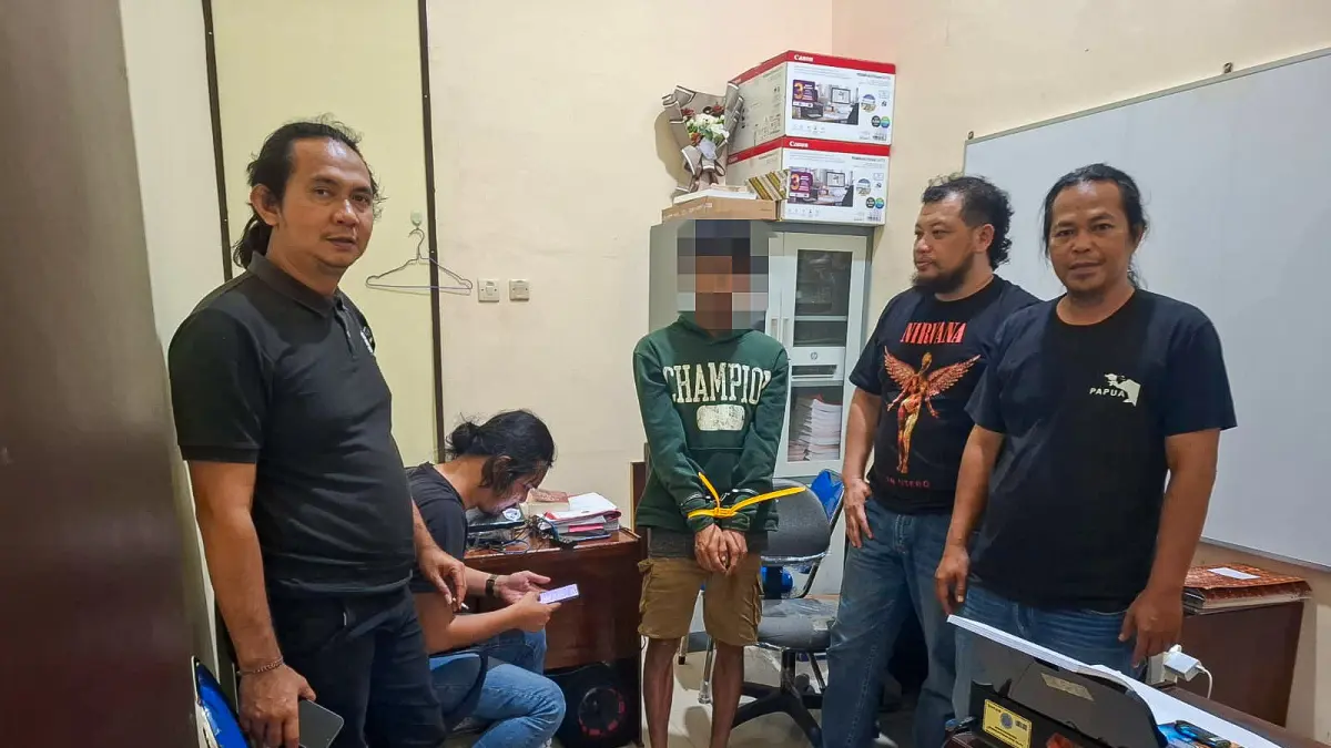 DITANGKAP: Pria yang telah dua kali mendekam di penjara akibat kasus pencurian itu kembali ditangkap polisi setelah diduga mencuri dua unit telepon genggam milik warga di Kuala Pembuang, Kabupaten Seruyan. (Rifani/Radar Sampit)