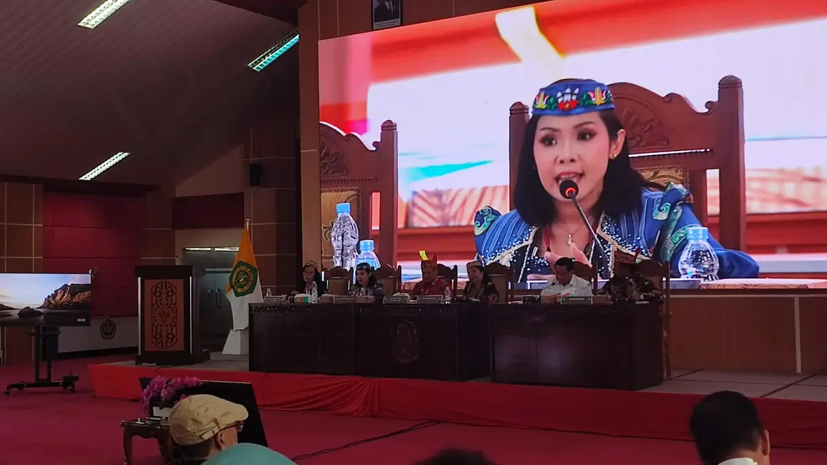 Dr. Thea Farina, S.H., M.Kn. saat memaparkan visi dan misi serta program kerja sebagai calon rektor UPR. (dodi/radarsampit)