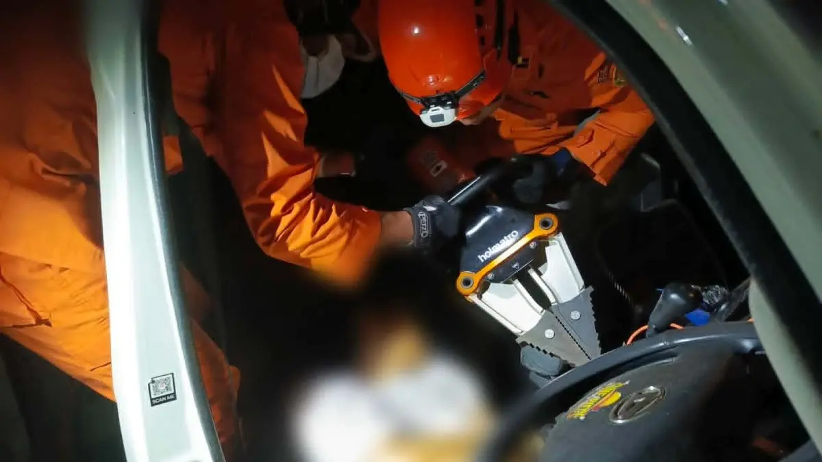 EVAKUASI : Petugas gabungan melakukan pertolongan terhadap jenazah Joni, sopir mobil ekspedisi yang tewas terjepit pasca kecelakaan, Sabtu (11/7/2026) dinihari. FOTO: BASARNAS/RADAR SAMPIT