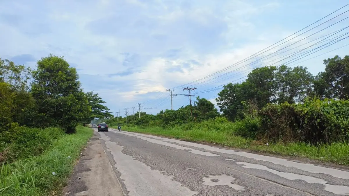 INFRASTRUKTUR: Kondisi Jalan HM Arsyad ruas Sampit-Samuda yang mengalami kerusakan. (Akbar/Radar Sampit)