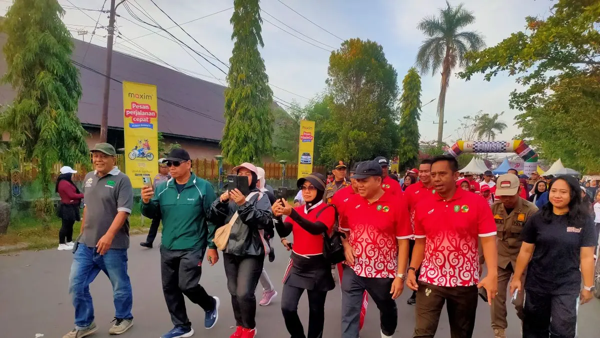 JALAN SEHAT: Pj Sekda Kotim Umar Kaderi mengikuti jalan sehat dalam rangka Hari Koperasi dan UMKM Nasional, Minggu (12/7/2026). FOTO: YUNI/RADAR SAMPIT 