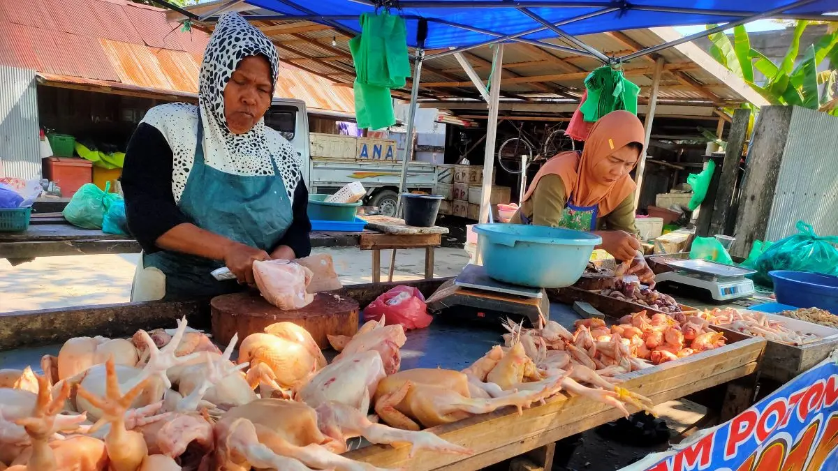 KABAR PASAR: Penjual ayam potong di Kota Sampit, Minggu (12/7/2026). YUNI/RADAR SAMPIT 