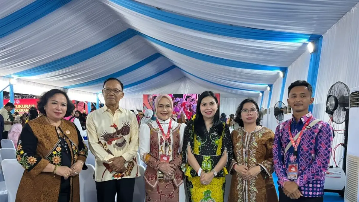 Ketua Dekranasda Kabupaten Gumas Mimie Mariatie Jaya Samaya Monong (tiga dari kanan) ketika menghadiri peringatan HUT ke-46 Dekranas tahun 2026, pekan lalu.(istimewa/Dekranasda Gumas)