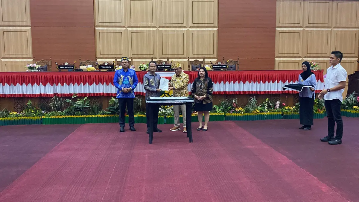 Ketua DPRD Kota Palangka Raya Subandi, unsur pimpinan DPRD dan Wali Kota Palangka Raya pada kegiatan rapat paripurna.(dok.yusho/radarsampit)