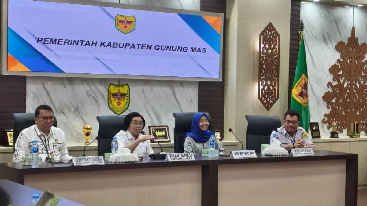 PIMPIN : Wakil Bupati Gumas Efrensia LP Umbing didampingi Sekda Richard, Inspektur Barthel dan perwakilan BPKP, ketika memimpin pendampingan penilaian maturitas terkait penyelenggaraan SPIP, di ruang rapat lantai 1 kantor Bupati Gumas, Jumat (10/7/2026). FOTO: DISKOMINFO SANTIK GUMAS/RADAR SAMPIT