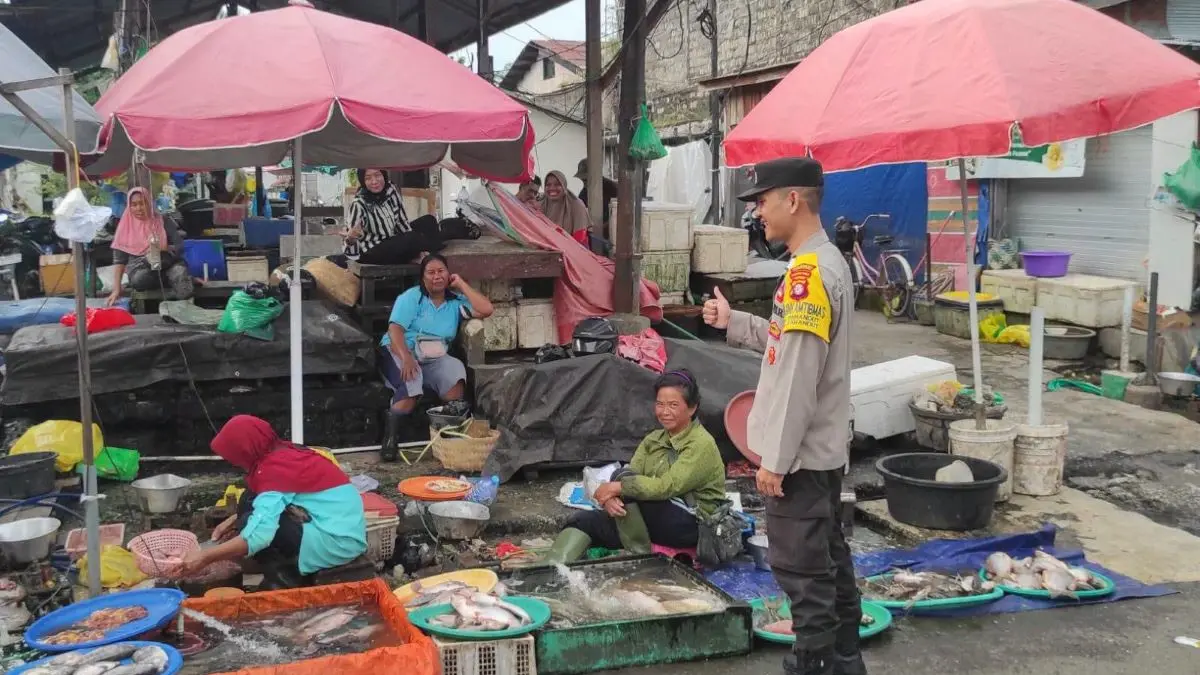 PATROLI : Personel Polsek Pahandut Polresta Palangka Raya menyisir kawasan pasar melalui patroli dialogis untuk memastikan aktivitas jual beli berlangsung aman dan bebas dari gangguan kriminalitas. FOTO: DODI/RADAR SAMPIT