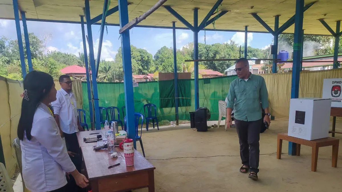 Pelaksana Harian Sekretaris Daerah Seruyan Bahrun Abbas memantau Pilkades di sejumlah desa, yakni Panima Raya, Kalang, Sebabi, Tanjung Rangas II, dan Sandul.(istimewa)