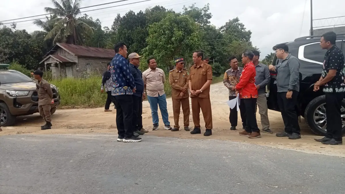 Pengecekan kondisi jalan dan diharapkan kendaraan tidak melebihi tonase yang ditetapkan. (FAUZIANNUR/RADAR SAMPIT)&nbsp;