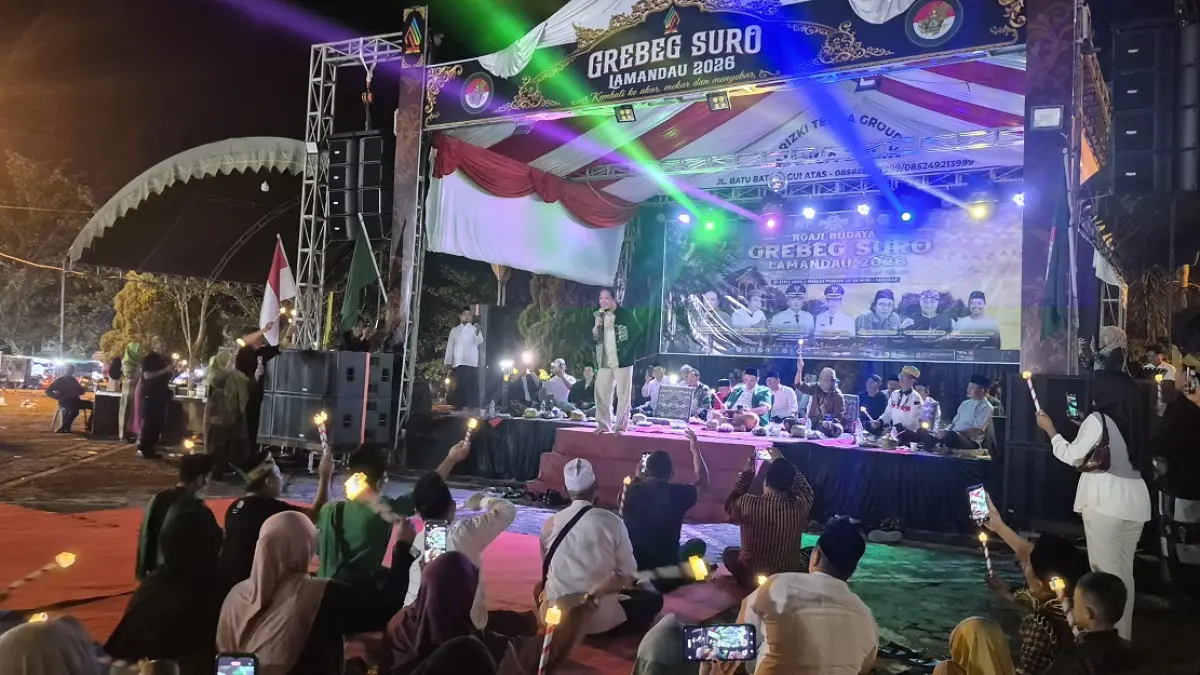 Penutupan Grebeg Suro Lamandau 2026 di Bundaran Rusa, Nanga Bulik, Sabtu (11/7) malam. (RIA/RADAR SAMPIT)&nbsp;