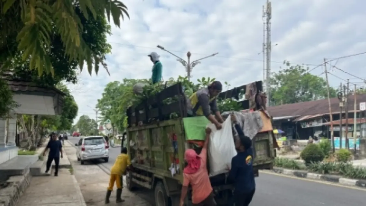 Petugas kebersihan DLH Kabupaten Kotawaringin Barat mengangkut sampah di Jalan P. Diponegoro, Kelurahan Sidorejo, Kecamatan Arut Selatan, belum lama ini.&nbsp;&nbsp;(ist) 