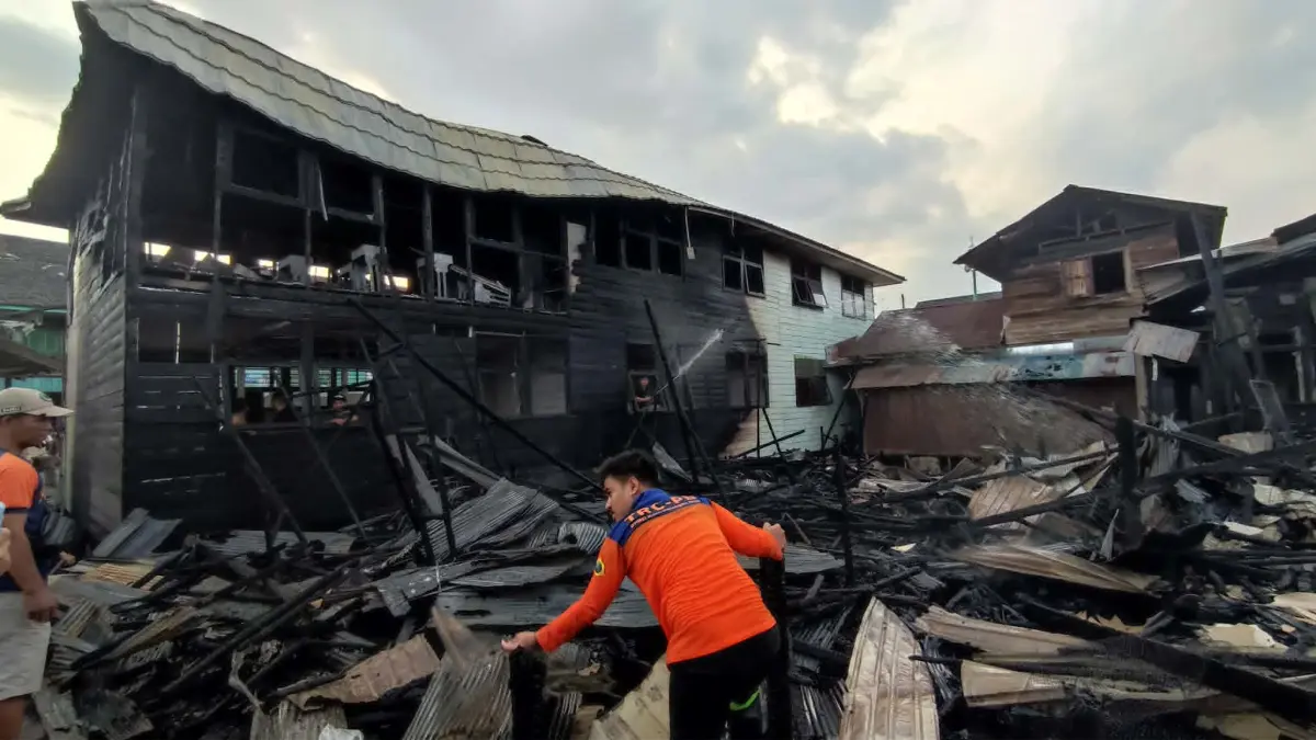 Puing-puing sisa kebakaran yang menghanguskan puluhan rumah di di Jalan Dr Murjani, Gang Sari 45, Kota Palangka Raya, Minggu (12/7) siang.(dodi/radarsampit)