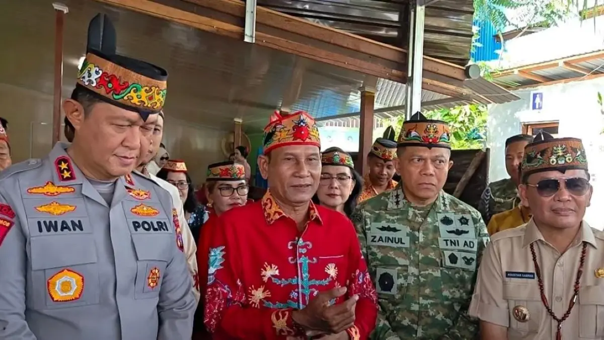TIWAH: Arton S Dohong (baju merah) bersama unsur pimpinan daerah saat menghadiri upacara Tiwah. FOTO: IST/RADAR SAMPIT