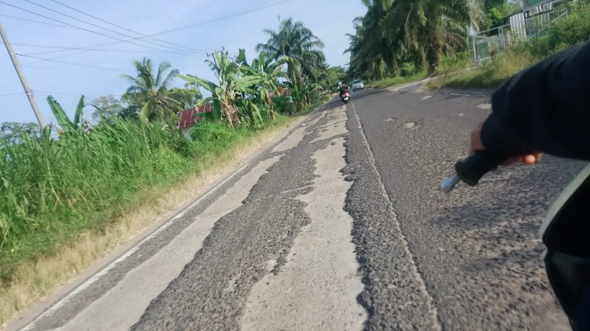 BAHAYA : Salah satu titik kerusakan Jalan HM Arsyad wilayah Desa Belanti, Kecamatan Mentawa Baru Ketapang, Kotawaringin Timur. FOTO: Alfian Arwi Permana/Radar Sampit