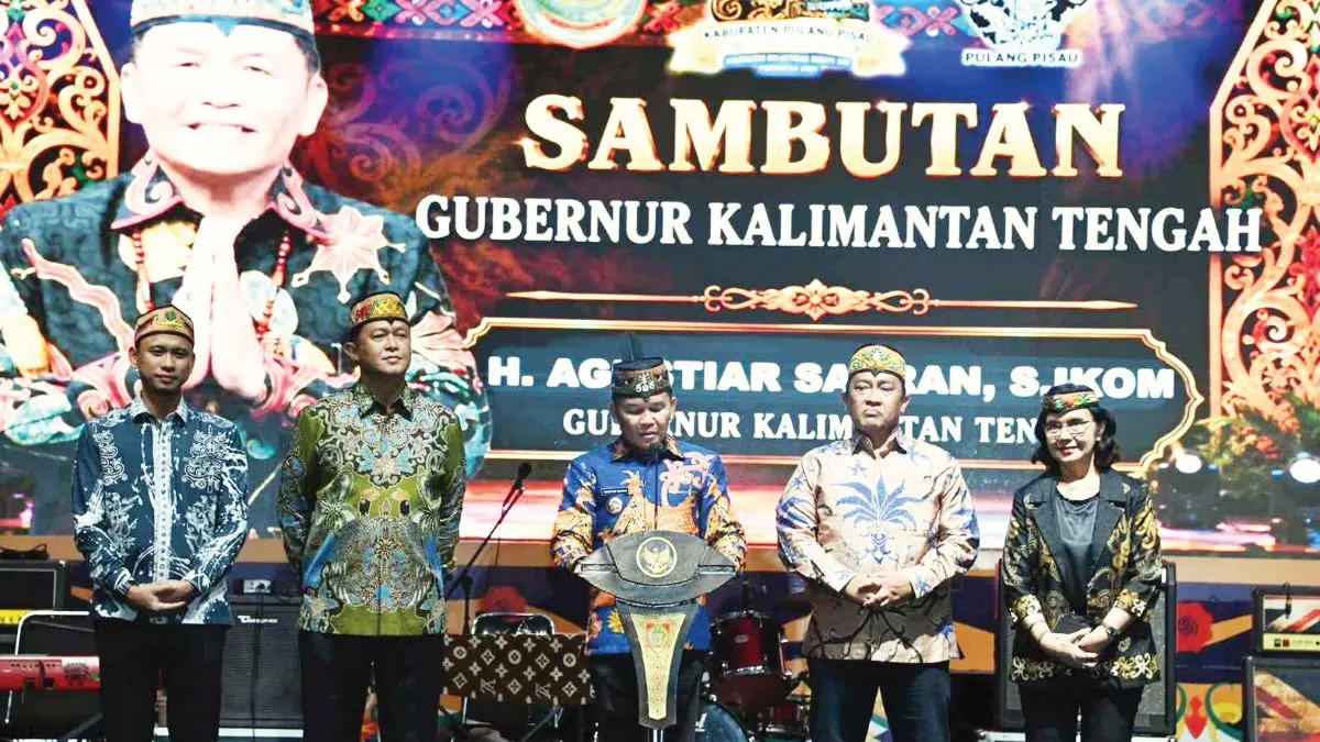BERI ARAHAN: Gubernur Kalteng Agustiar Sabran bersama para pejabat terkait saat hadiri Huma Betang Night dalam rangka memeriahkan Hari Jadi ke-24 Kabupaten Pulang Pisau. FOTO: MMC KALTENG/RADAR SAMPIT
