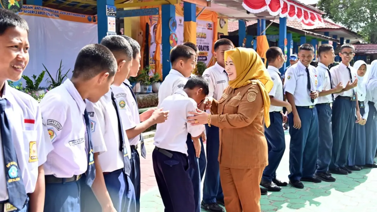 Bupati Kotawaringin Barat Hj Nurhidayah bersalaman dengan pelajar SMPN 2 Pangkalan Bun.&nbsp;(SYAMSUDIN/RADAR SAMPIT) 