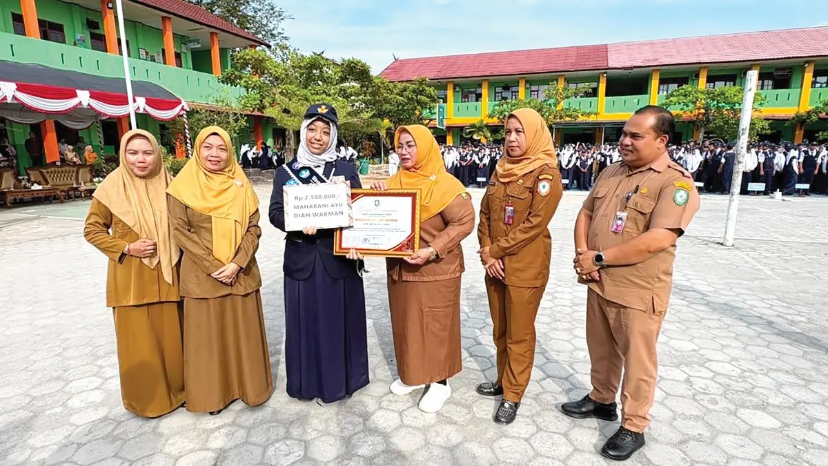 Foto bersama dengan Wakil Bupati Kotim Irawati, Kadisdik Kotim, dan pihak SMPN 1 Sampit pada pembukaan MPLS, Senin (13/7/2026).