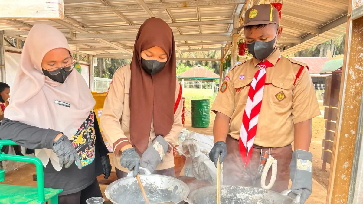 EKO PAVING: Pengolahan eco paving block menggunakan bahan baku botol plastik dan bungkus makanan.