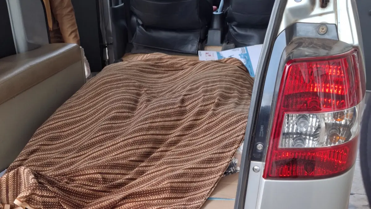 Insiden tersebut merenggut dua korban jiwa yang diketahui merupakan seorang ibu dan anak setelah diduga tertimpa truk bermuatan yang terguling.