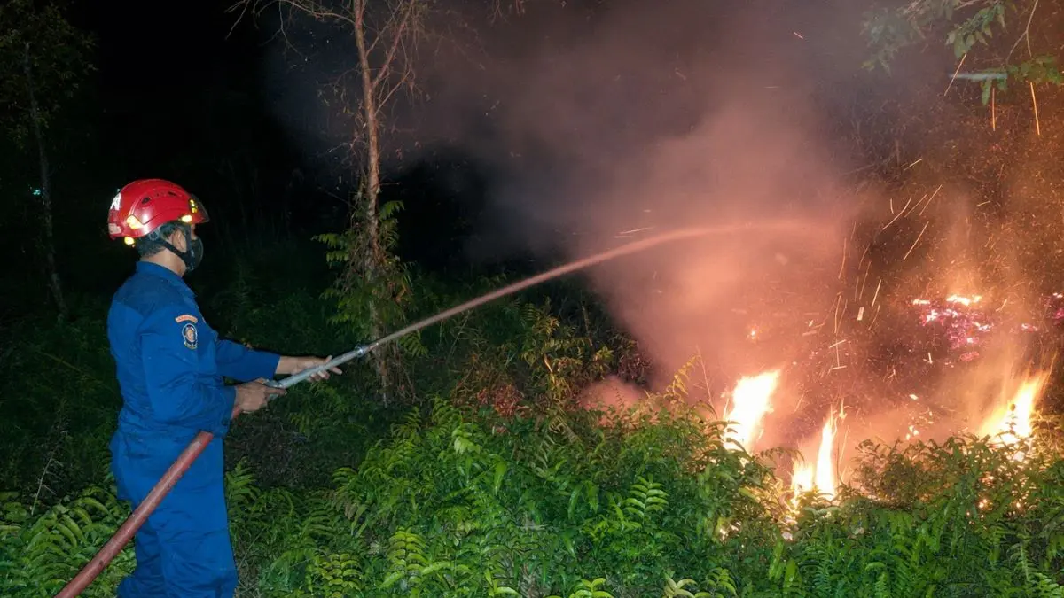 KARHUTLA : Petugas Damkar berupaya memadamkan api yang membakar lahan kering di Jalan MT Haryono Barat, Sampit, Minggu (12/7/2026). FOTO: IST/RADAR SAMPIT