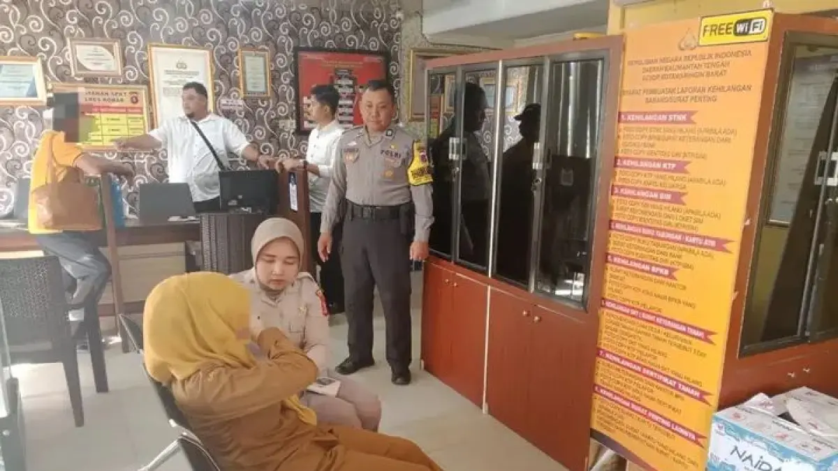 Korban KDRT saat melaporkan dugaan penganiayaan yang dialaminya ke SPKT Polres Kobar, Senin (13/7).(istimewa)