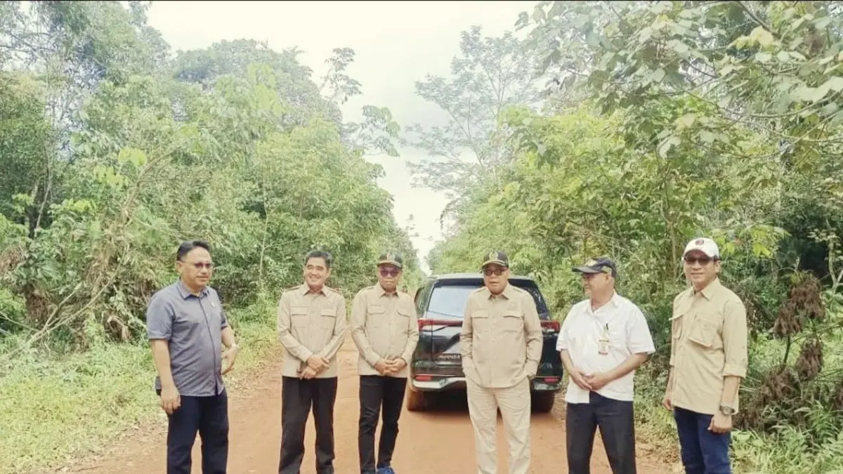 KUNKER: Komisi IV DPRD Kalteng saat melakukan kunjungan kerja di ruas jalan Cempaka Mulia - Kampung Melayu, beberapa waktu lalu. FOTO: IST/RADAR SAMPIT