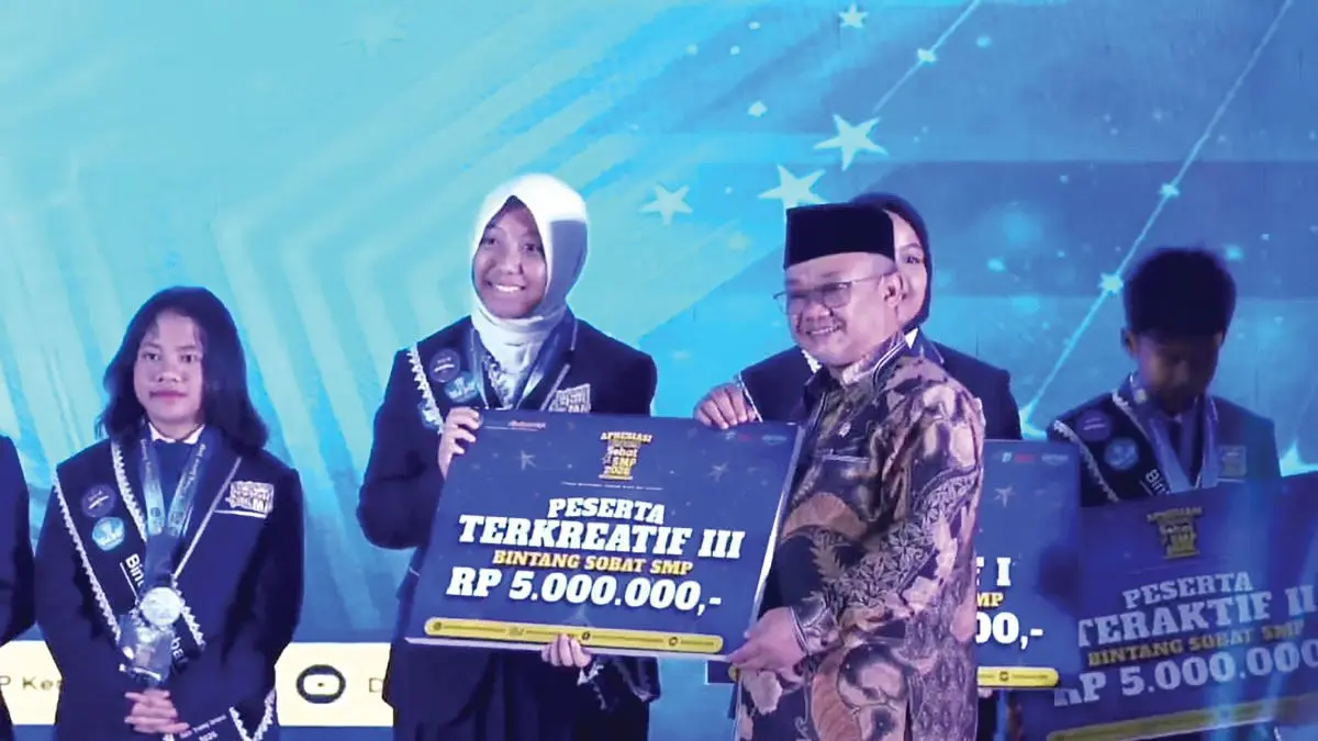 Maharani Ayu Diah Warman menerima apresiasi sebagai Peserta Terkreatif III BSS Tahun 2026 langsung oleh Mendikdasmen Abdul Mu