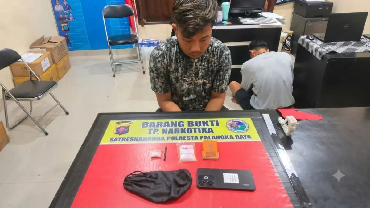 NARKOBA : Pelaku M Aldi (26) diamankan bersama barang bukti narkoba di Mapolresta Palangka Raya. FOTO: IST/RADAR SAMPIT