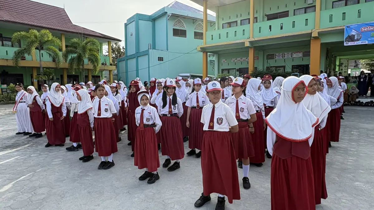 Para murid baru SMPN 1 Sampit saat mengikuti pembukaan MPLS, Senin (13/7).(yuni/radarsampit)