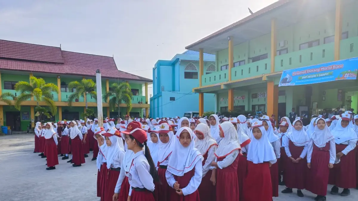 Murid baru saat mengikuti Masa Pengenalan Lingkungan Sekolah (MPLS) Tahun Pelajaran 2026/2027 di SMP Negeri 1 Sampit, Senin (13/7).  (Akbar/Radar Sampit)