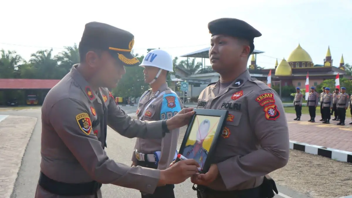PECAT : . Seorang personel berpangkat Brigadir berinisial BS resmi diberhentikan tidak dengan hormat (PTDH) setelah terbukti melakukan pelanggaran berupa penyalahgunaan narkoba. FOTO: IST/RADAR SAMPIT