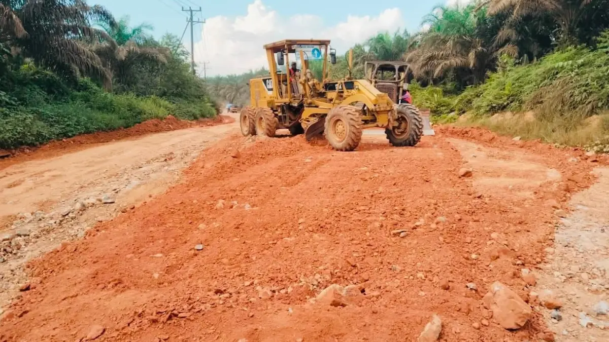 Pemerintah Kabupaten Lamandau mulai mengerjakan peningkatan Jalan Simpang Sepaku–Perigi pada Senin (13/7). &nbsp;(RIA/RADAR SAMPIT)&nbsp; 