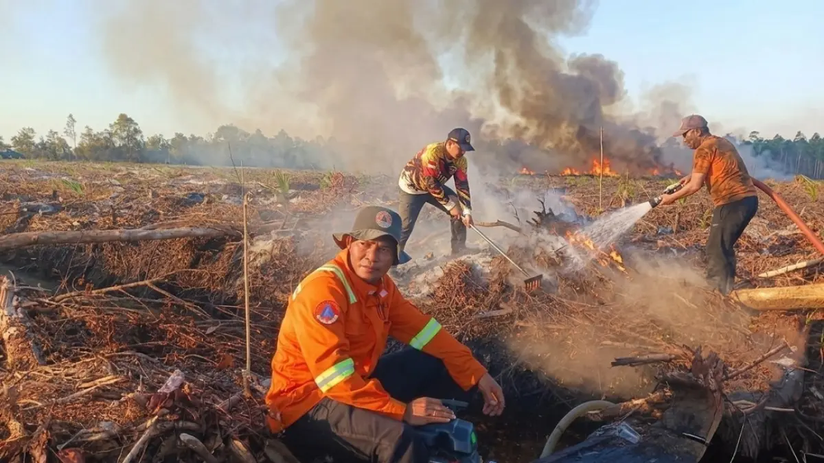 Personel TRC BPBD Kobar saat melakukan penanganan kebakaran hutan dan lahan di kecamatan Kumai, belum lama ini.&nbsp;(BPBD KOBAR) 