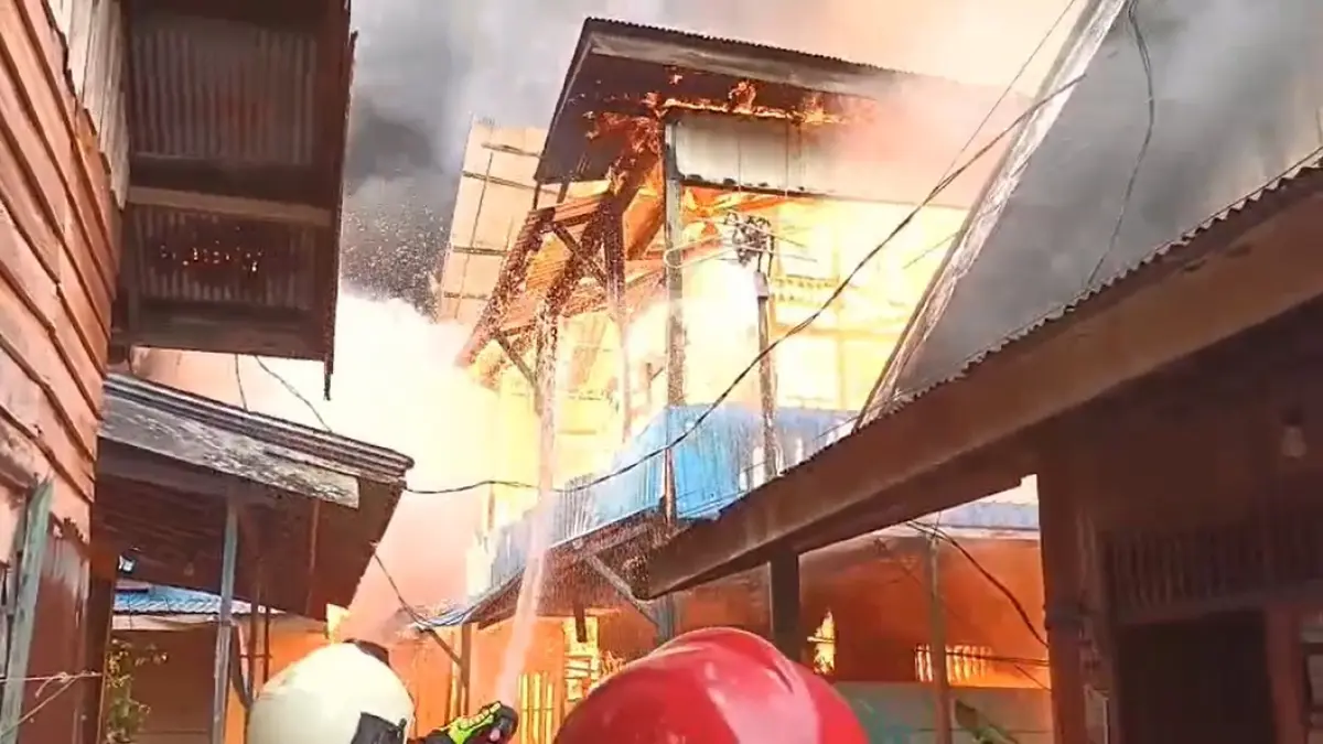 Petugas pemadam kebakaran pada saat melakukan pemadaman api, di perumahan padat penduduk, di Gang Sari 45, Jalan Dr. Murjani, Kota Palangka Raya, Minggu (12/7/2026). (warga/radar sampit)