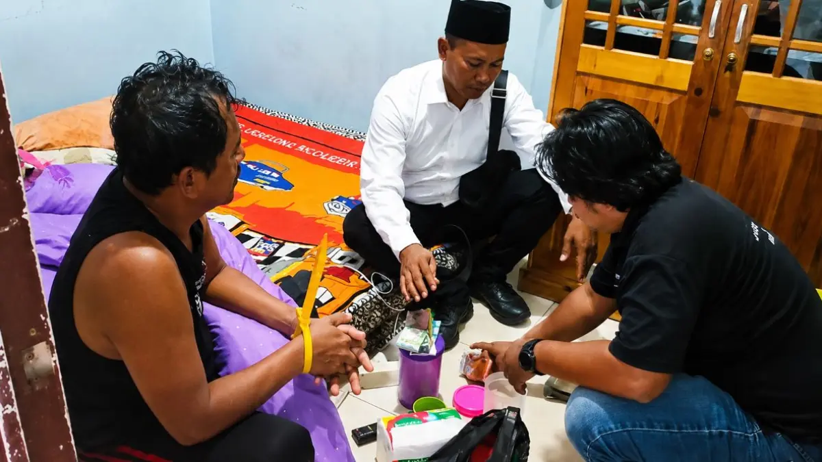PIL KOPLO : Personel Satresnarkoba Polresta Palangka Raya ketika menggeledah tempat tinggal pengedar zenith di barak Jalan Lele, Kelurahan Bukit Tunggal, Kecamatan Jekan Raya, Senin (13/7/2026). FOTO: IST/RADAR SAMPIT